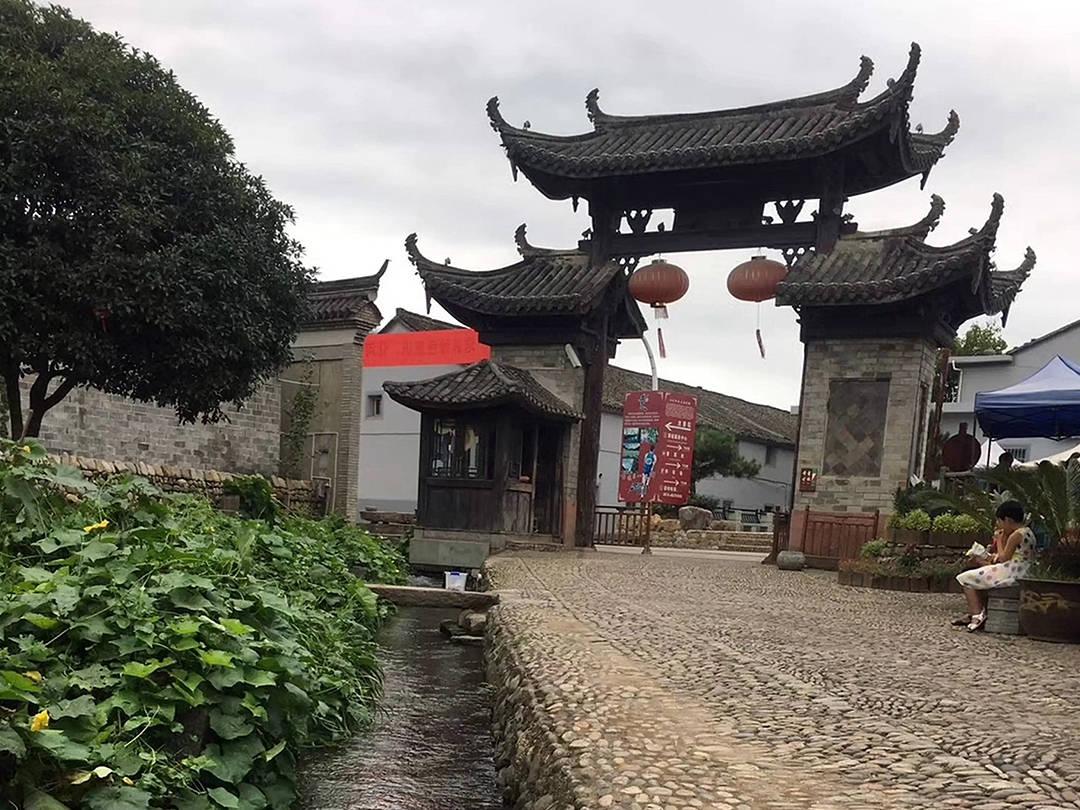 男子潜入小区放爆炸物保安被炸伤,温州警方:嫌疑人与住户有纠纷